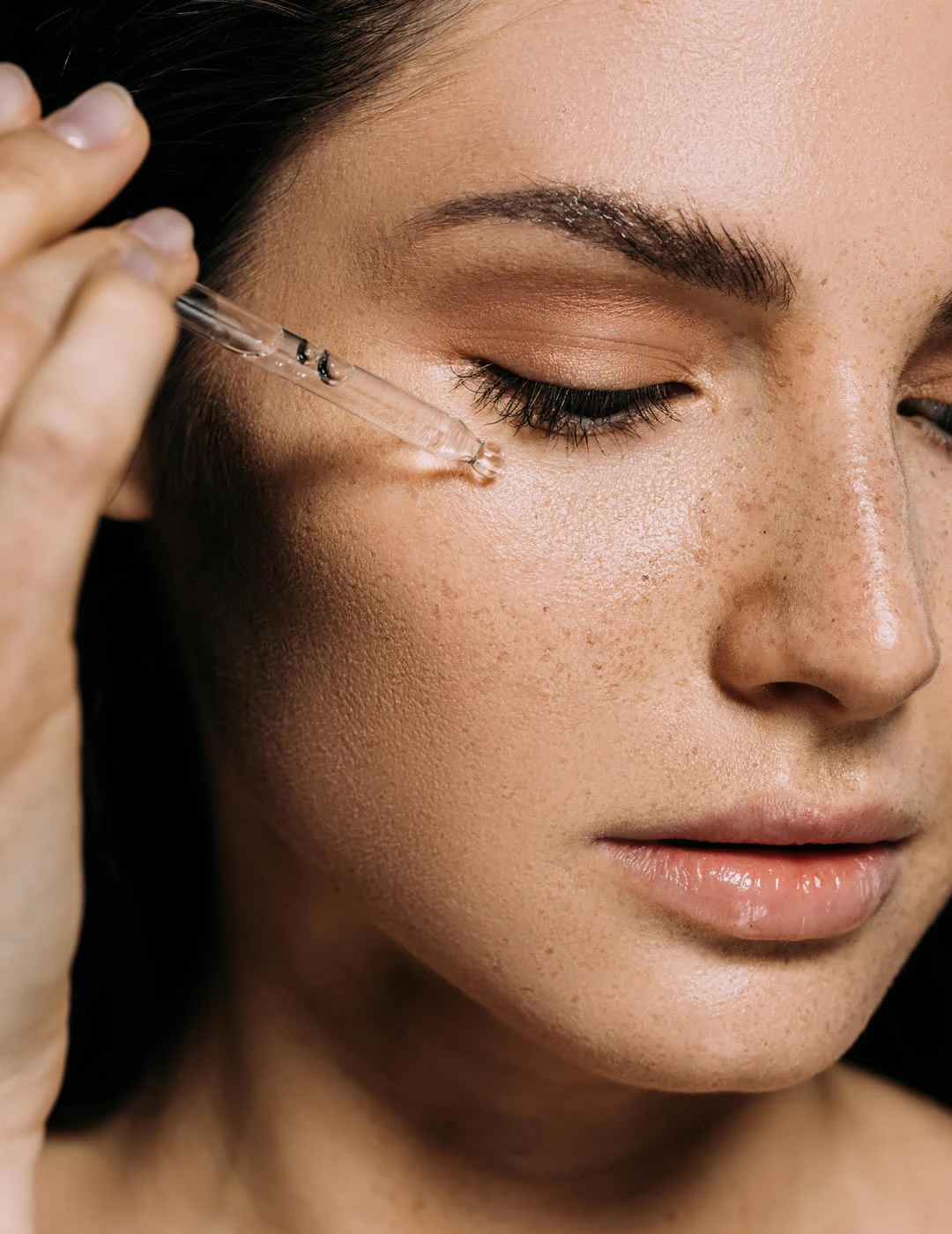 aplicar serum piel rostro